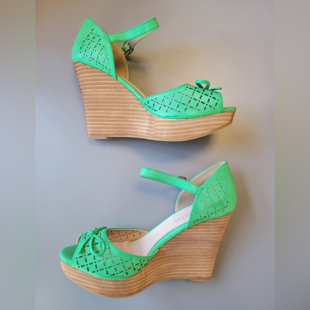 NWOB Restricted Green Open-Toe Wedge Heels - Size 6.5